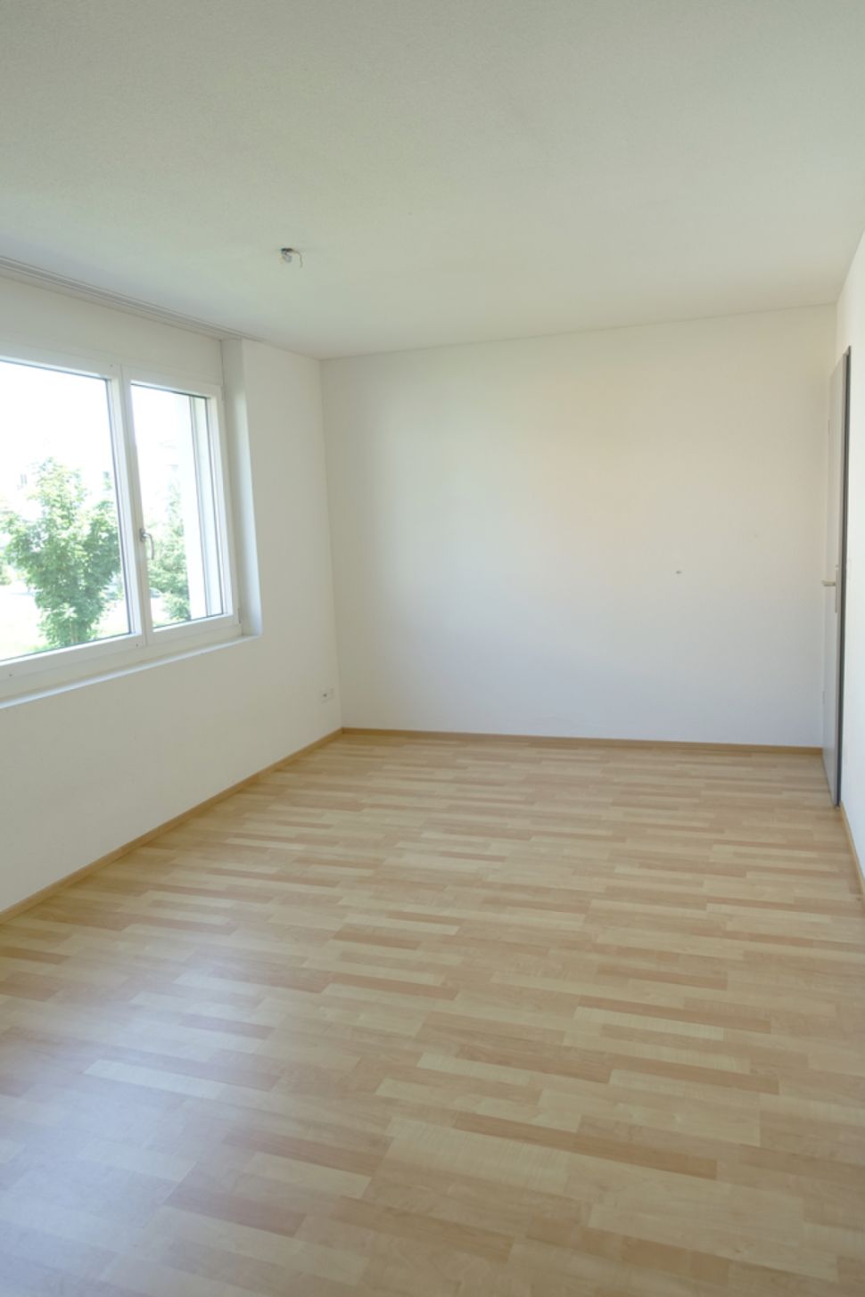 Heller leerer Raum mit Fenster