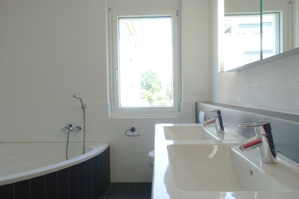 Modernes Badezimmer mit Doppelwaschtisch und Badewanne