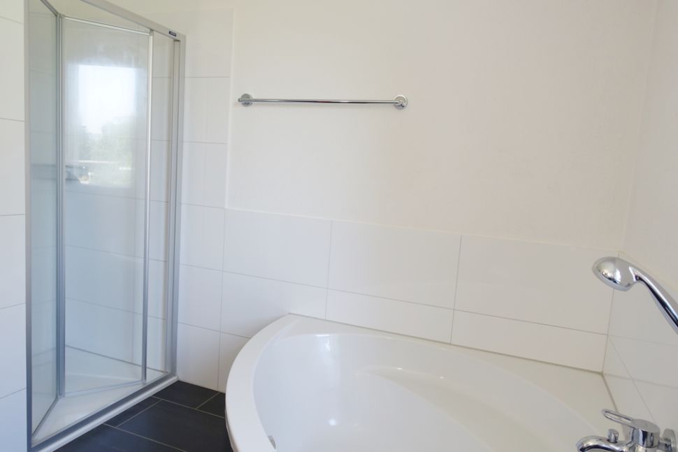 Modernes Badezimmer mit Dusche und Badewanne