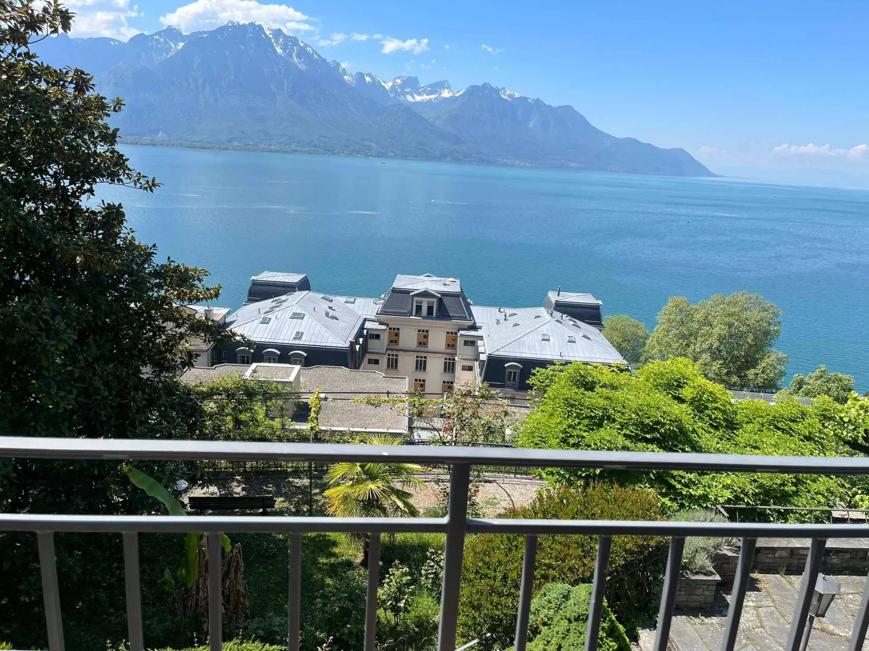 Seeblick mit Bergpanorama