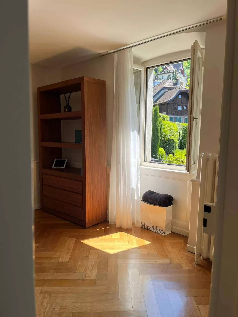 Heller Innenraum mit offenem Fenster
