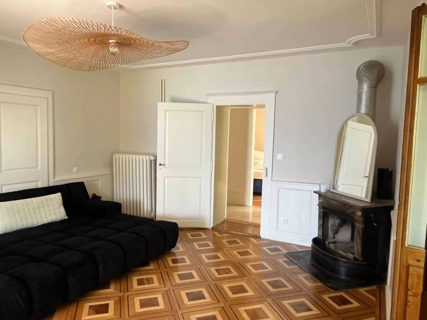 Wohnzimmer mit Kamin und Holzboden