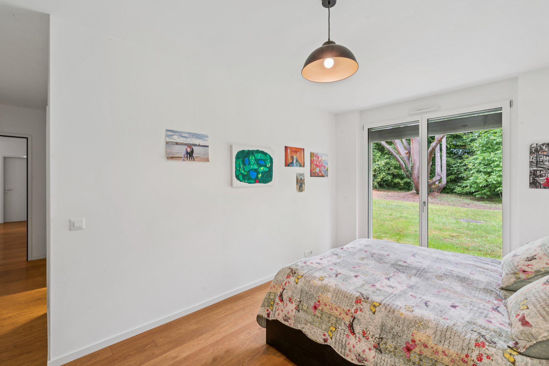 Helles Schlafzimmer mit Gartenblick