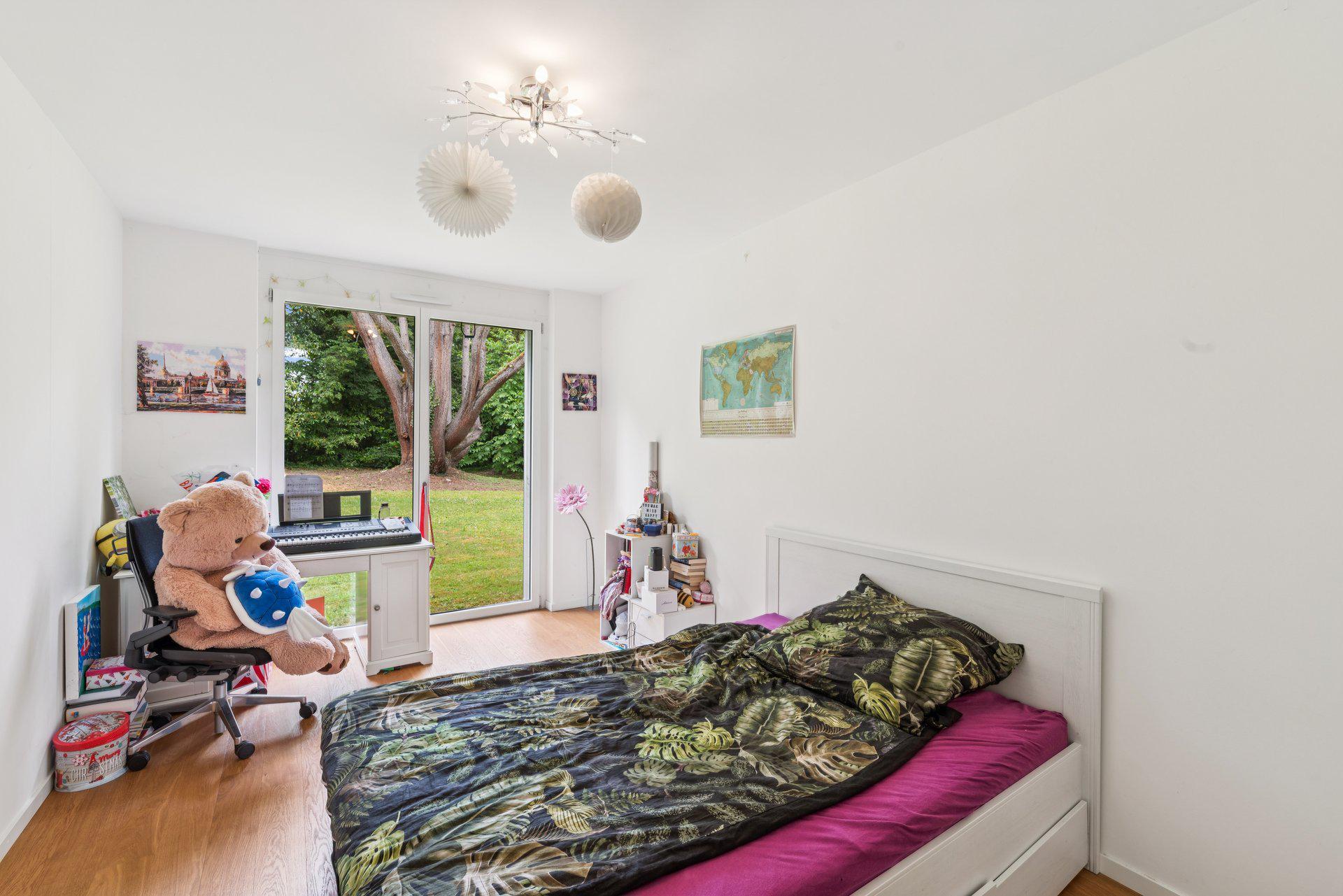 Helles Schlafzimmer mit Gartenblick