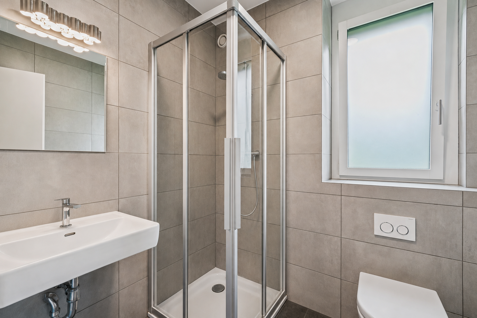 Modernes Badezimmer mit Glasdusche