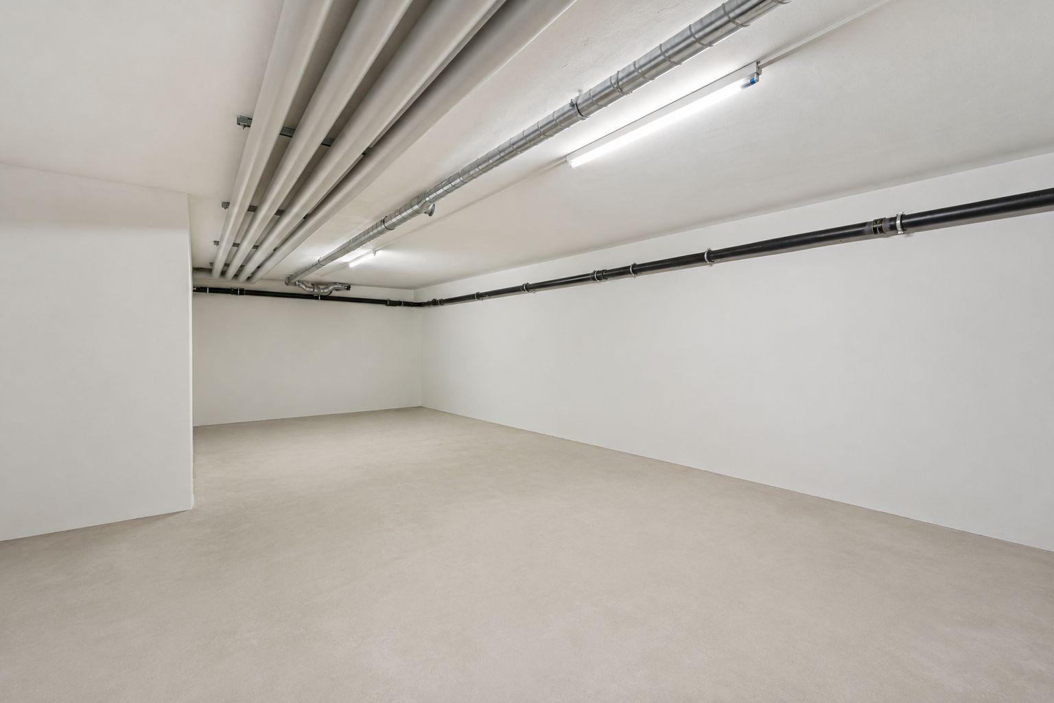 Karger Kellerraum mit sichtbarer Haustechnik