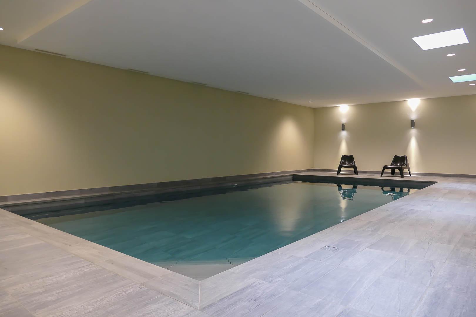 Innenpool mit Lounge-Bereich