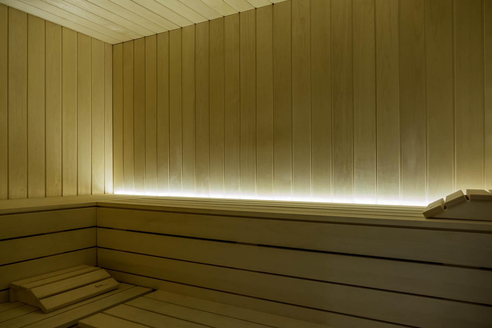 Sauna- oder Wellnessraum mit Holzverkleidung