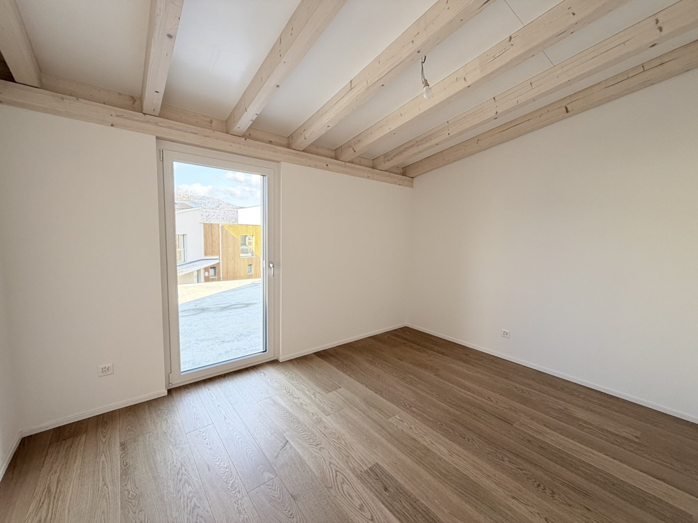 Leerer heller Innenraum mit Holzbalkendecke