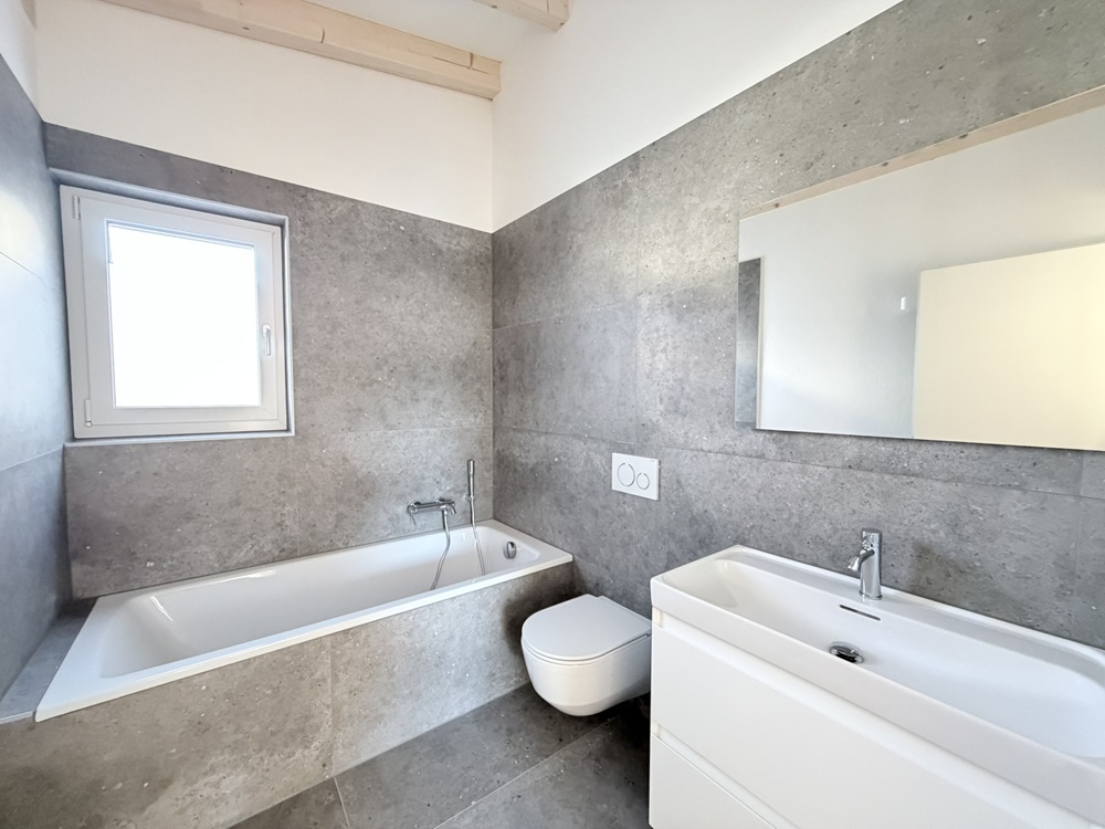 Modernes Badezimmer mit Badewanne und Waschtisch