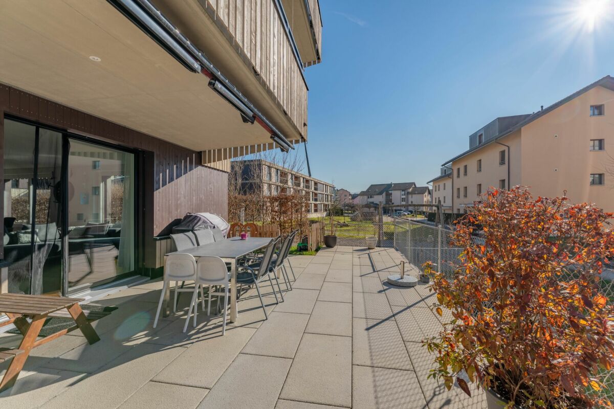 Große moderne Terrasse mit Blick ins Wohnumfeld