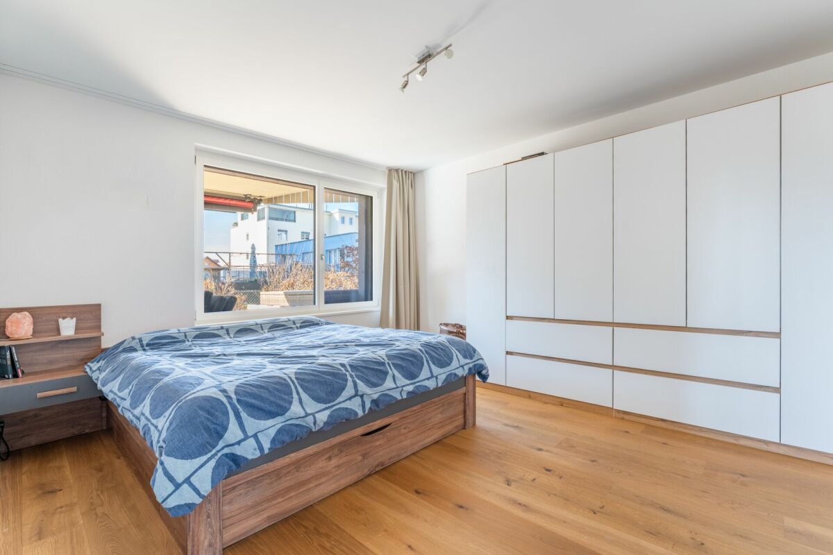 Helles Schlafzimmer mit Einbauschrank