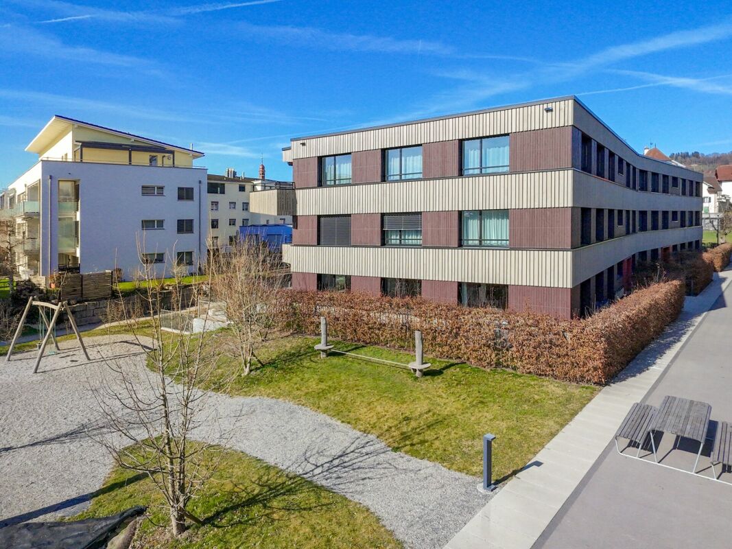Moderner Wohnkomplex mit begrüntem Innenhof