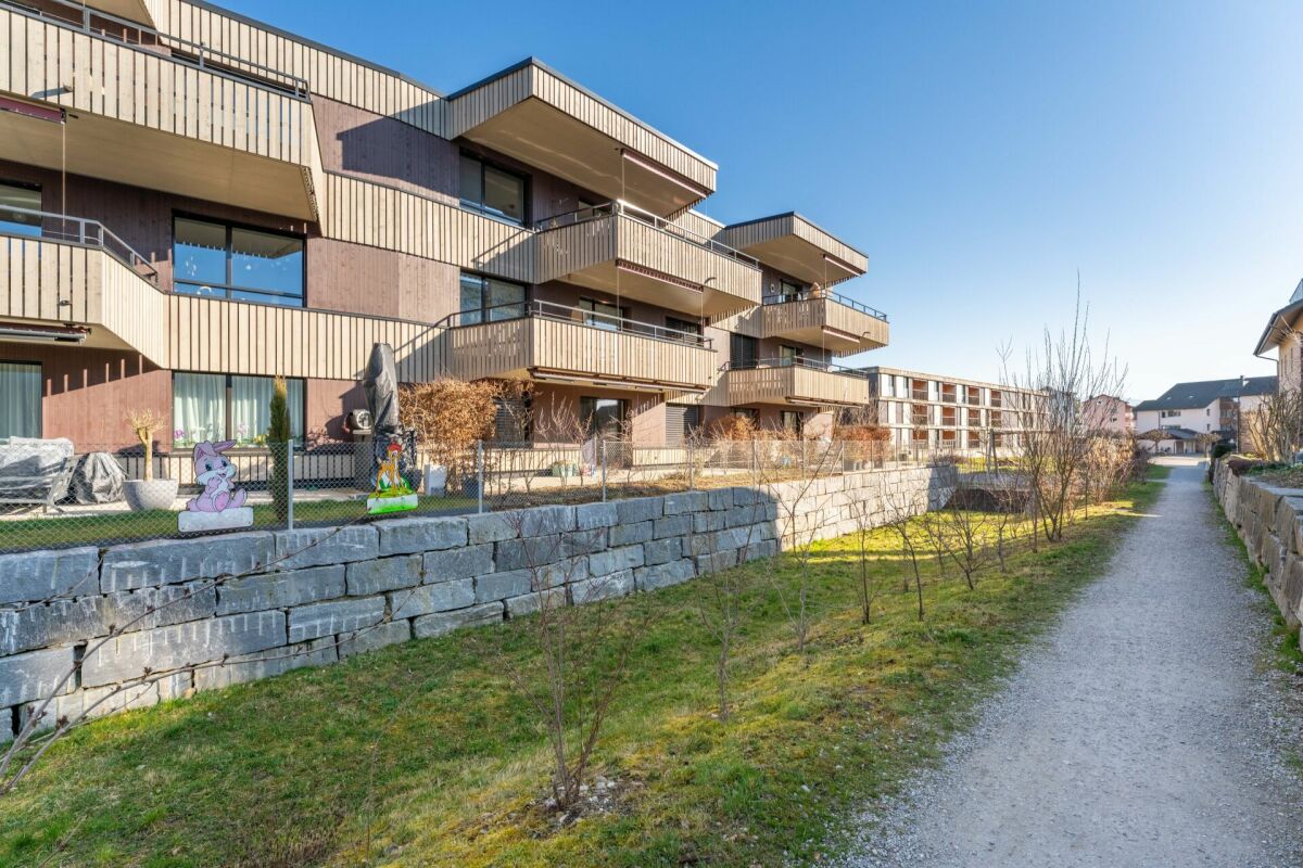 Moderne Wohnanlage mit Balkonfront