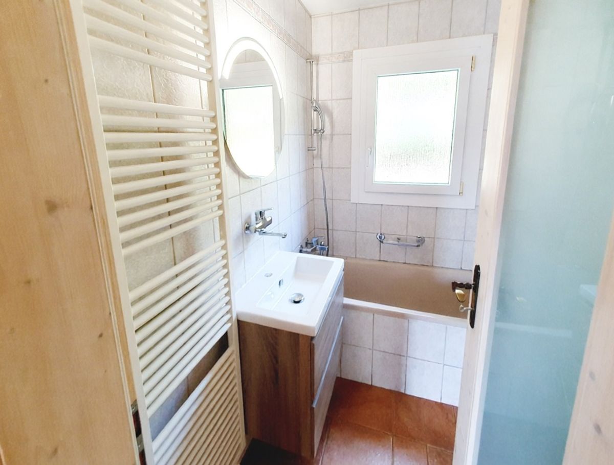 Kleines Badezimmer mit Wanne