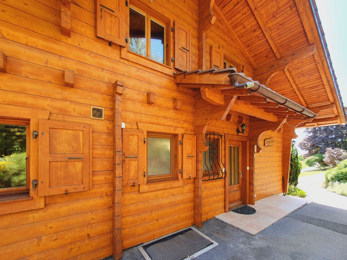 Holzhaus-Außenansicht mit Eingangsbereich