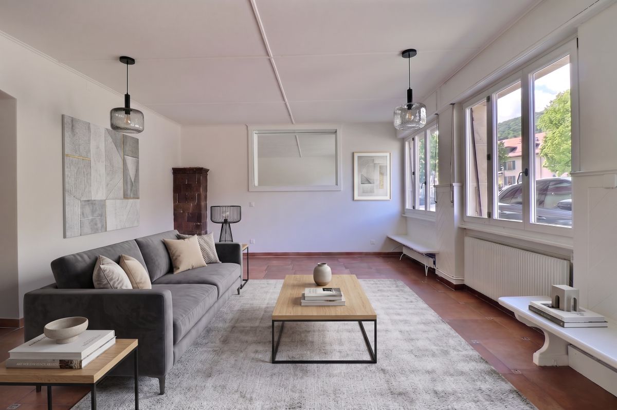 Helles Wohnzimmer mit großen Fenstern