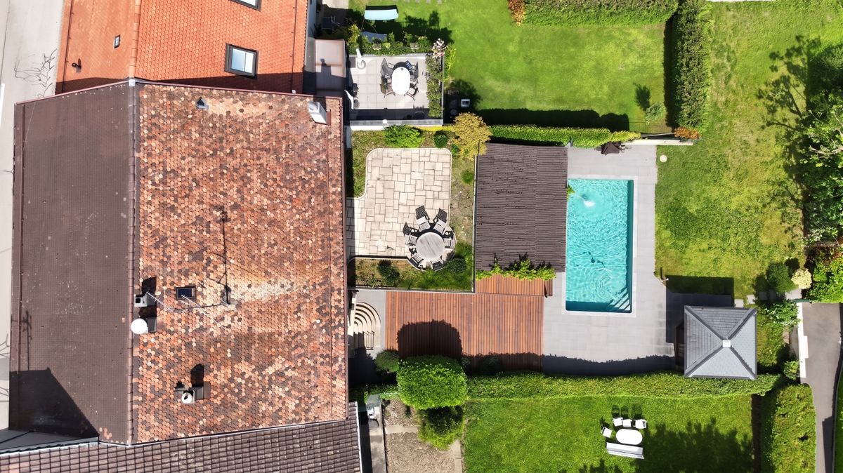 Drohnenaufnahme eines Wohnhauses mit Garten, Pool und Terrasse