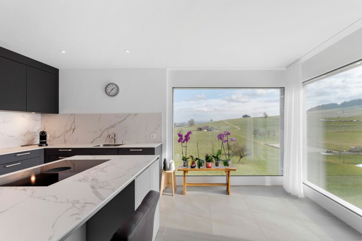 Moderne offene Küche mit Panoramafenstern