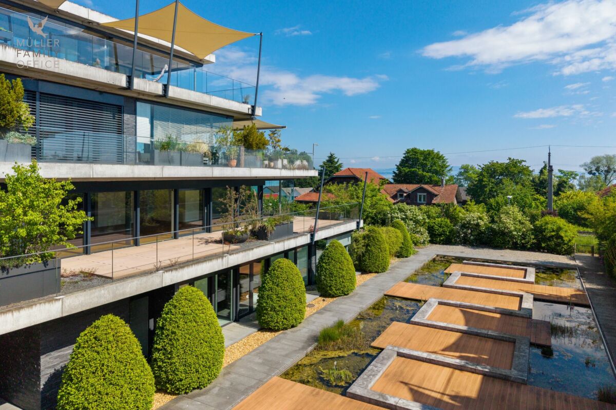 Moderne Terrassenanlage mit Pool und Garten
