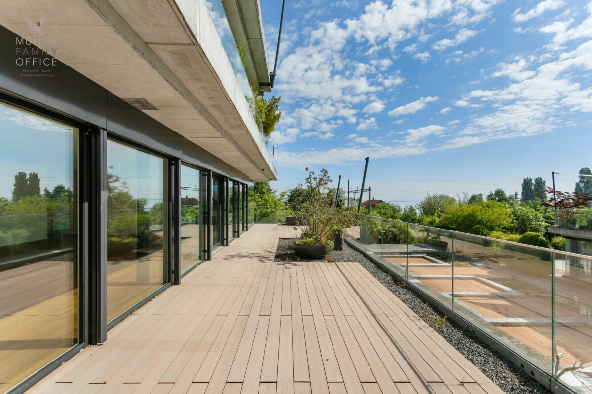 Moderne Dachterrasse mit Glasgeländer