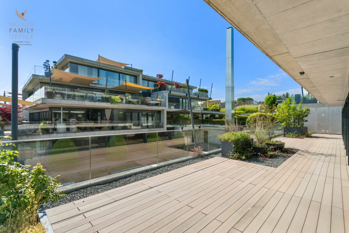 Moderne Dachterrasse mit Glasgeländer