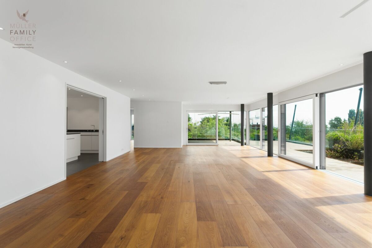 Offener Wohnbereich mit großer Glasfront