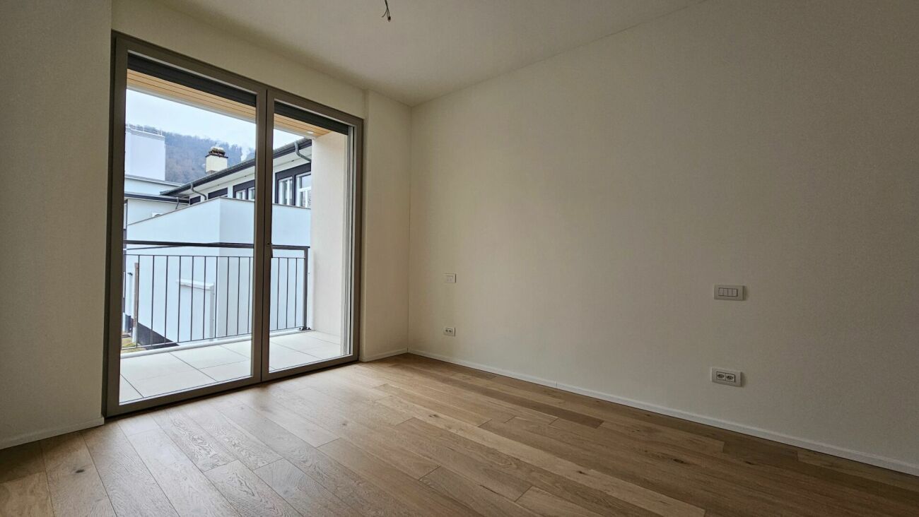 Leeres Zimmer mit Balkon