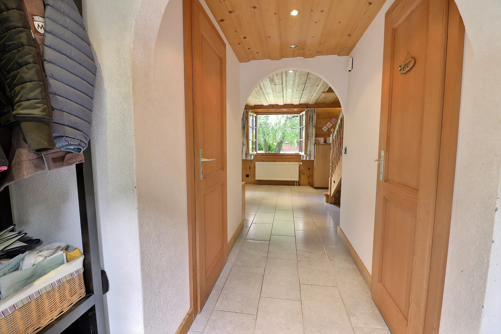 Heller Flur mit Holzdetails