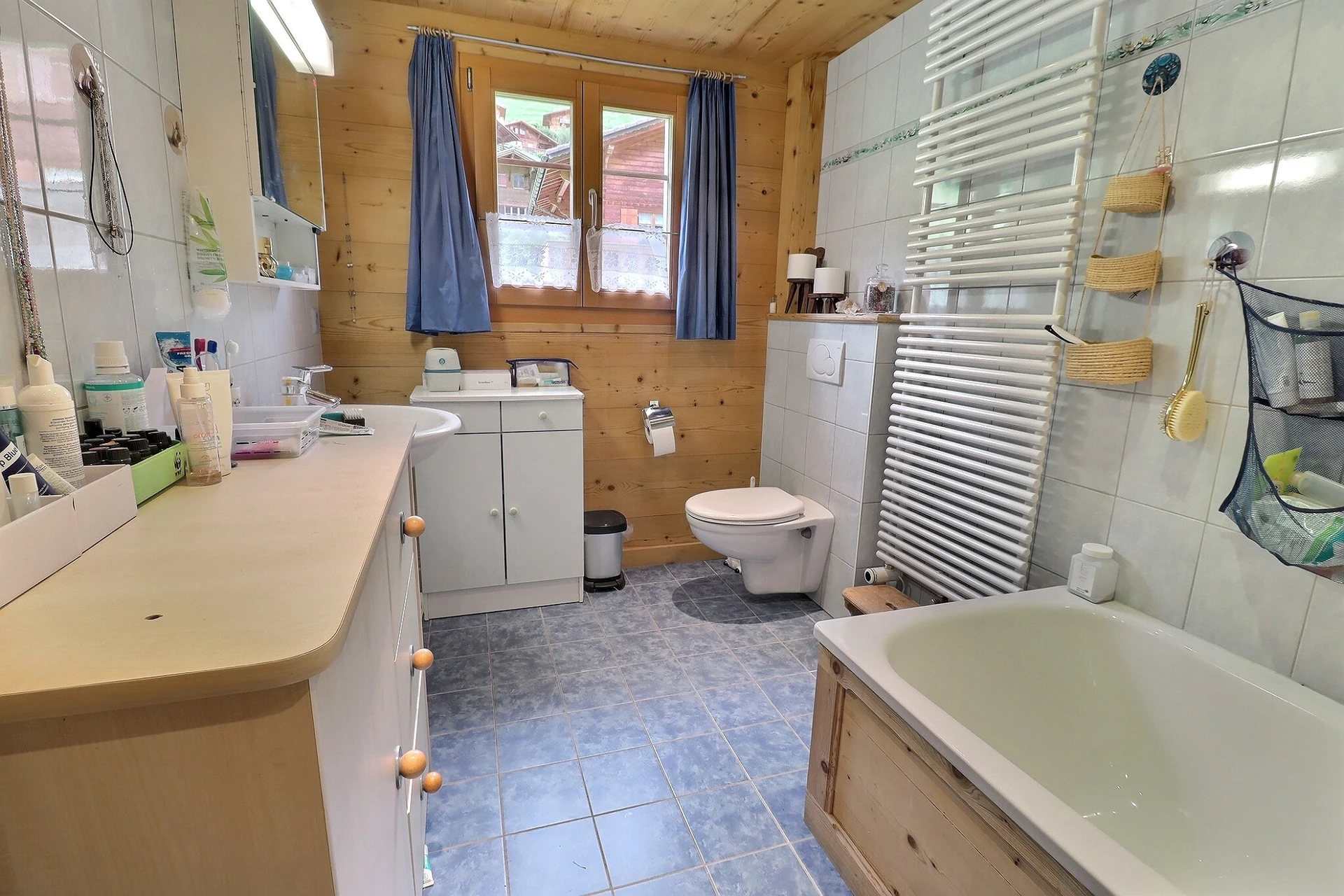 Rustikales Badezimmer mit Holzvertäfelung