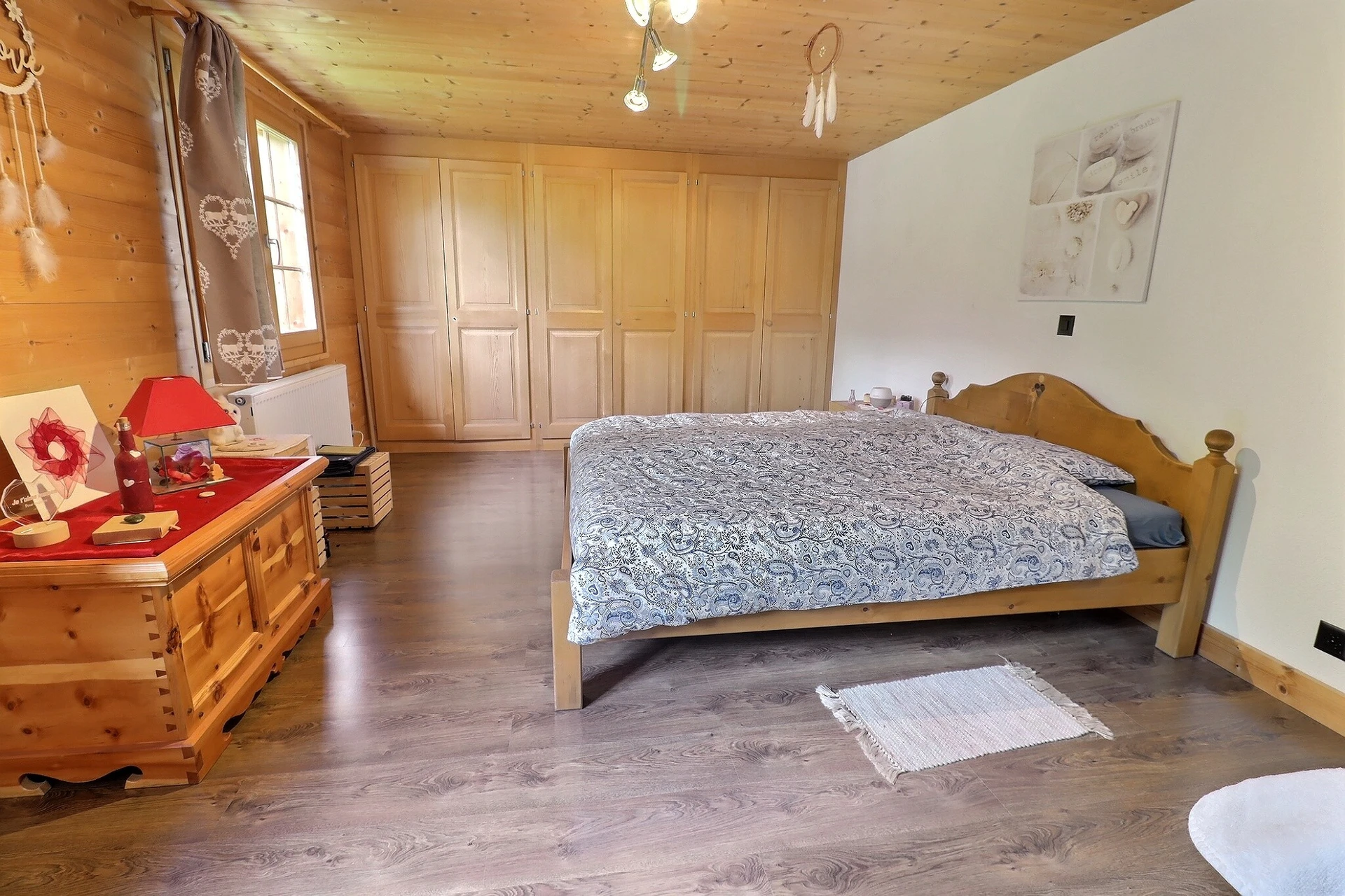Gemütliches Schlafzimmer im Holzhausstil