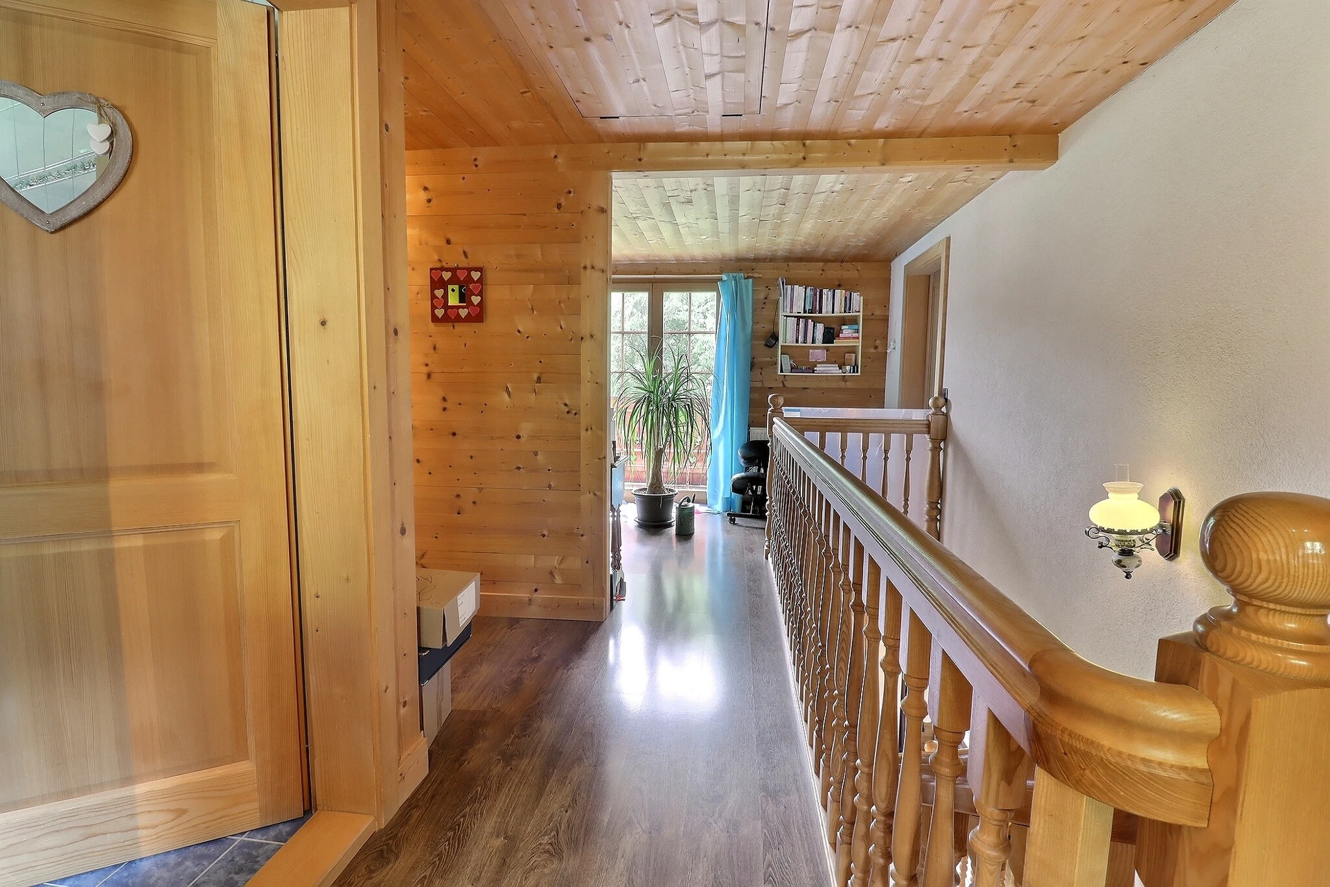 Holzverkleideter Flur im Dachgeschoss