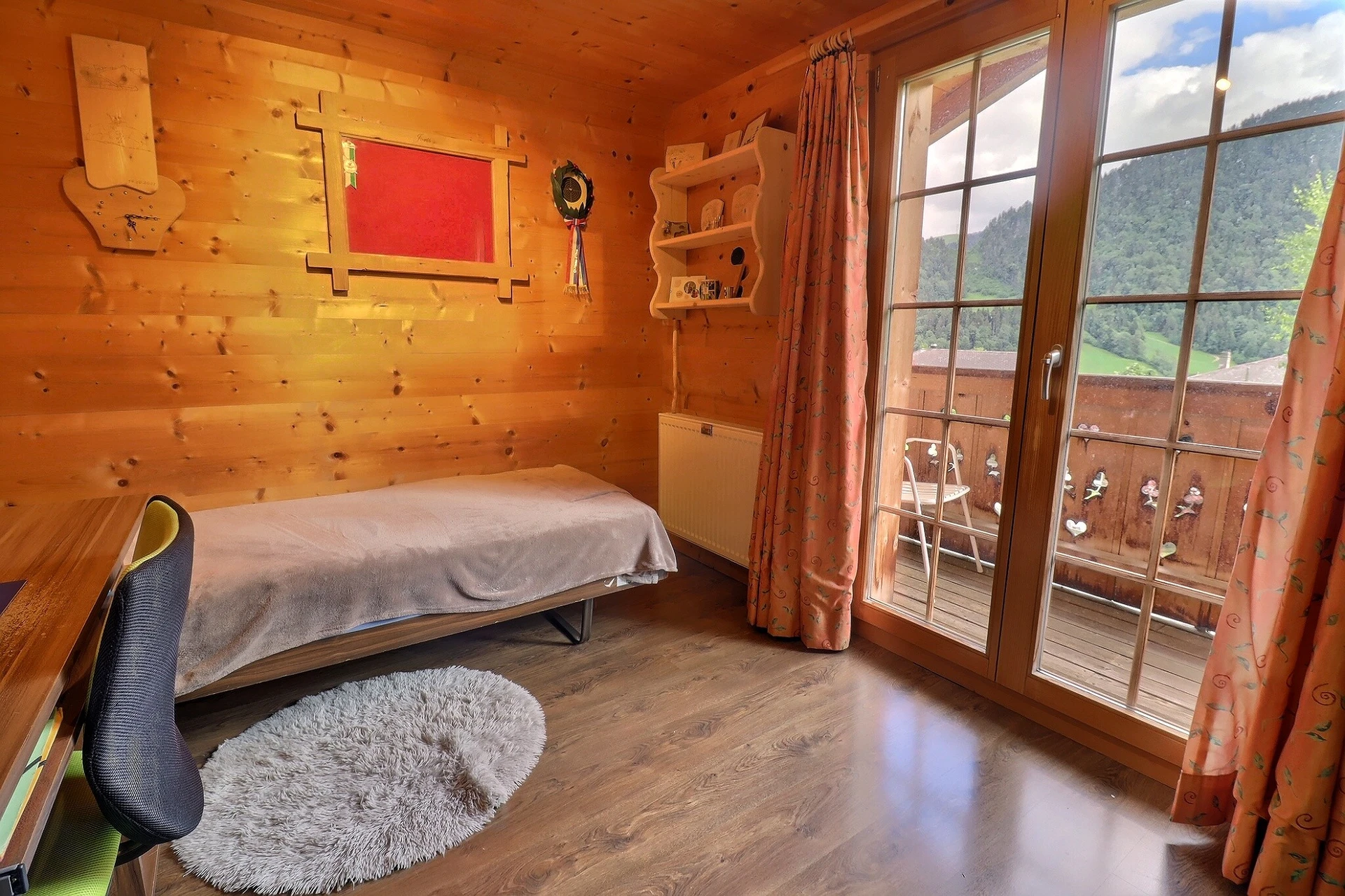 Gemütliches Holzschlafzimmer mit Balkonblick