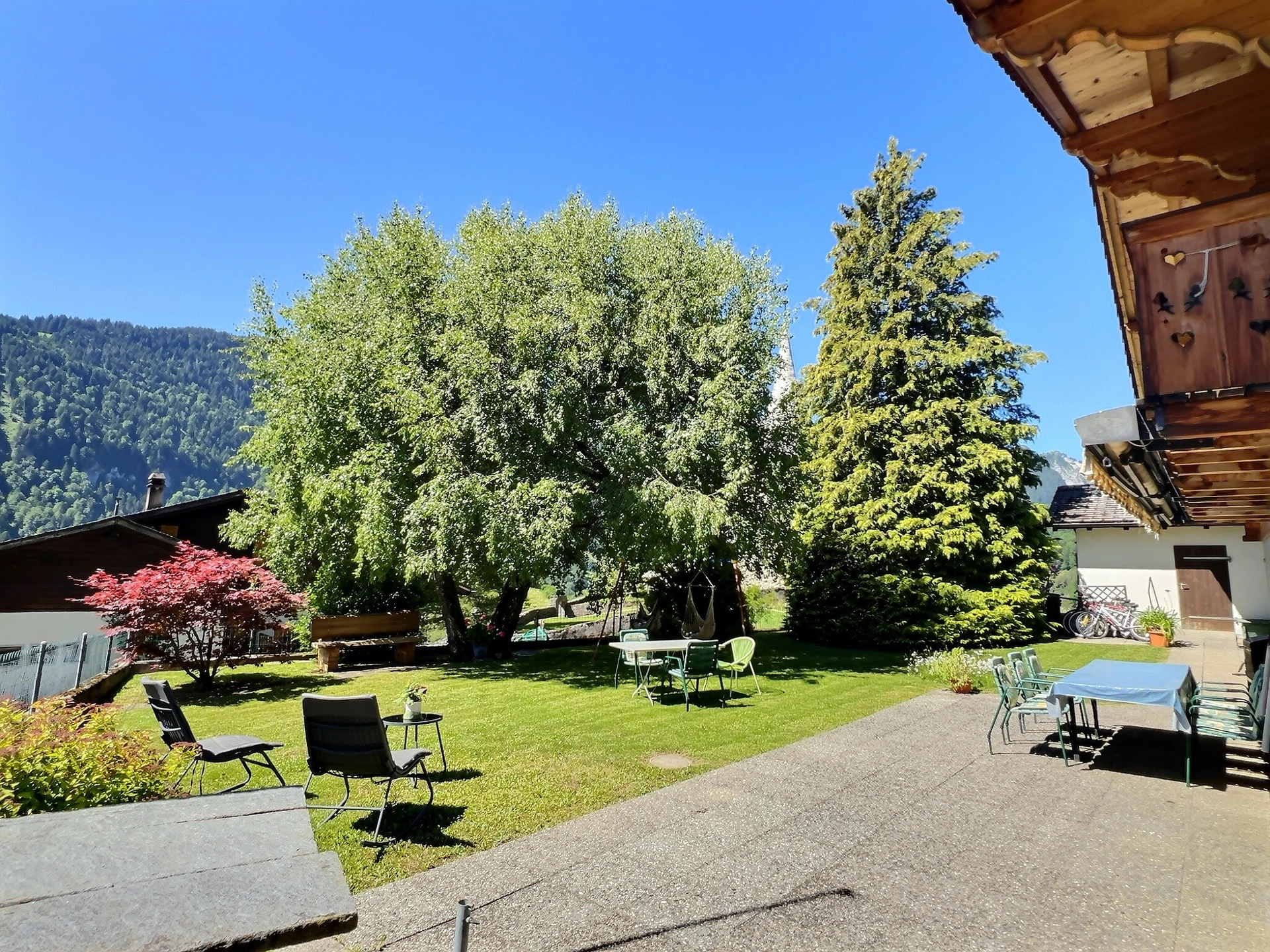 Garten mit Terrasse und Bergblick