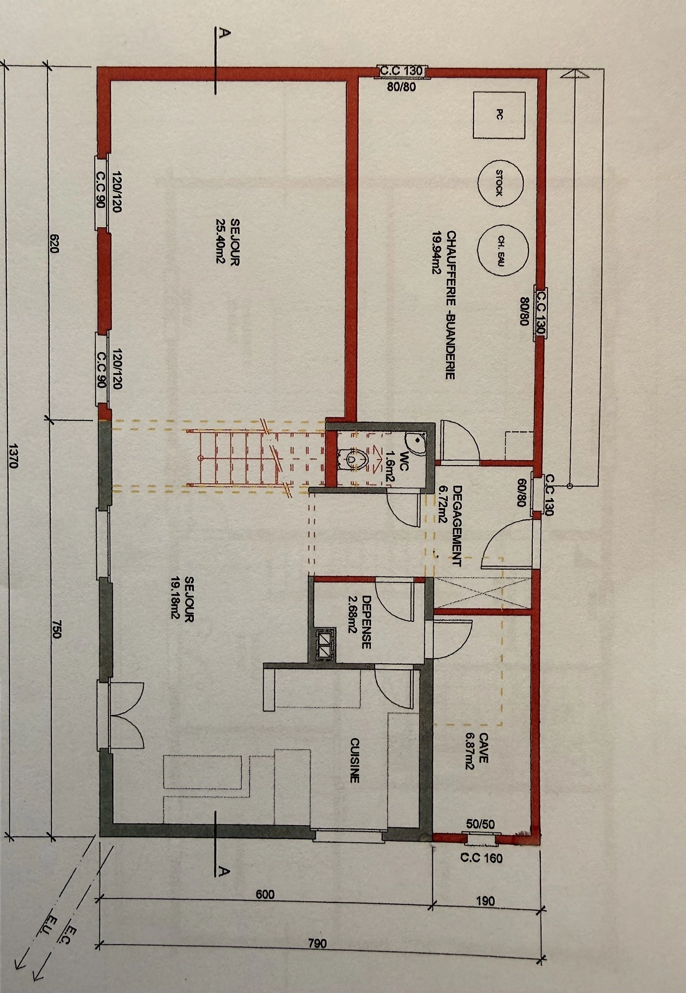 Grundriss einer Wohnung mit Wohnzimmer, Küche und Nebenräumen