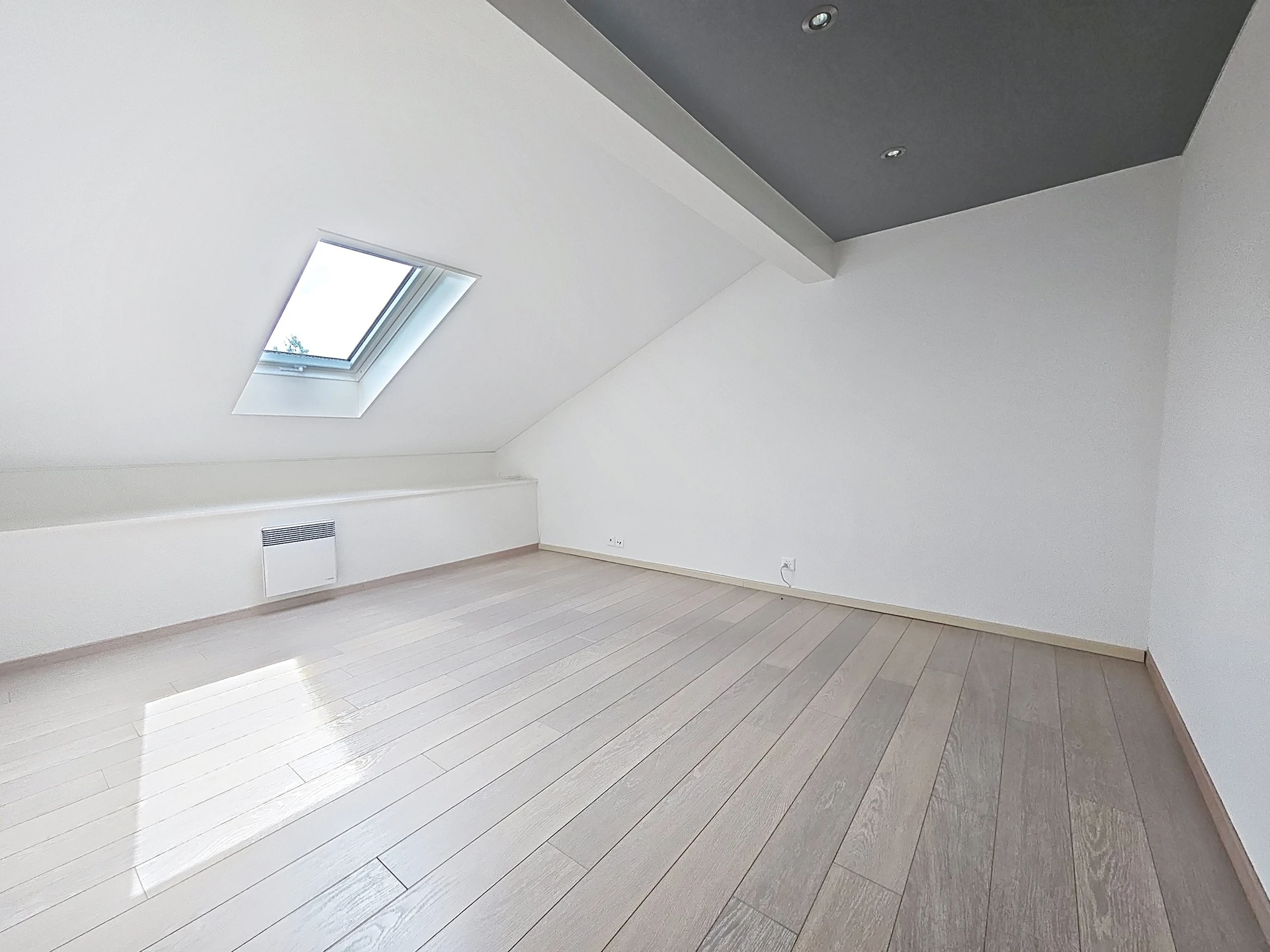 Leerer Dachraum mit Dachfenster