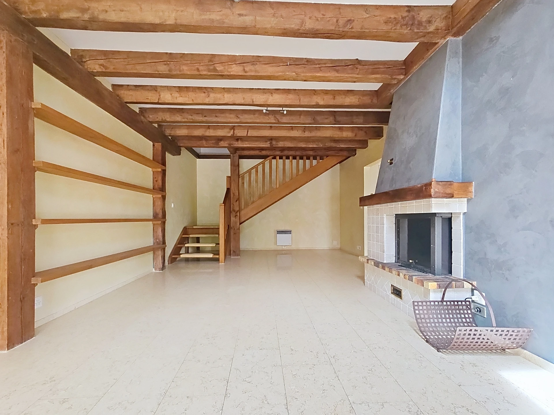 Wohnzimmer mit Kamin und Holzdeckenbalken