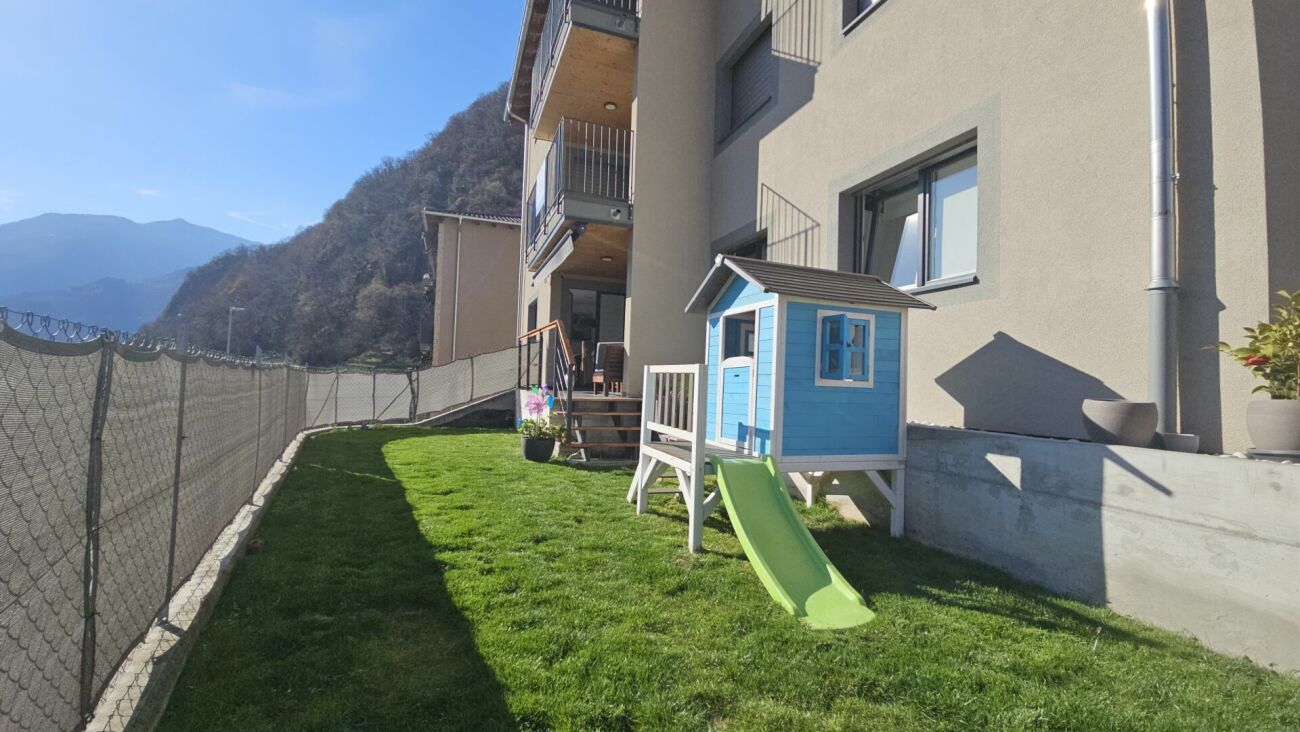 Garten mit Spielhaus und Bergblick