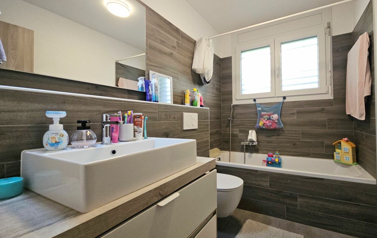 Modernes Familienbad mit Badewanne und Waschtisch