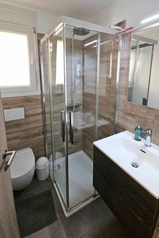 Modernes Gäste-WC mit Dusche