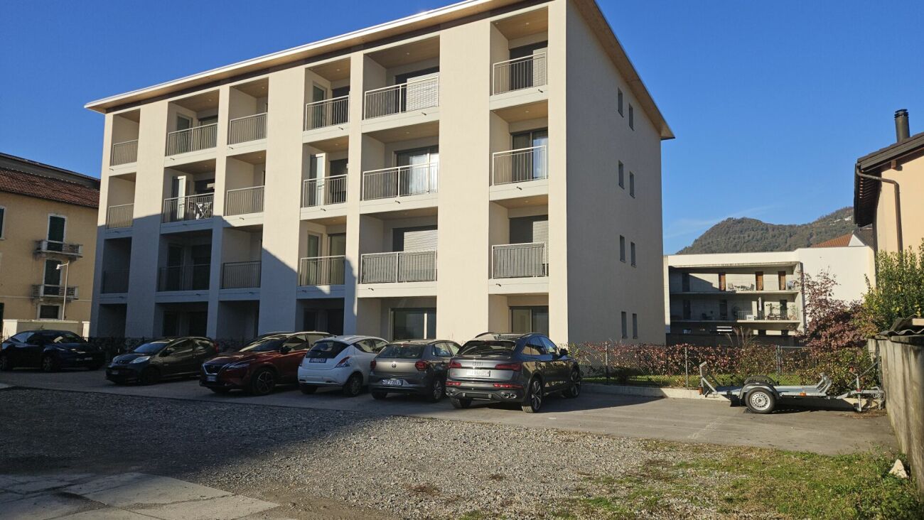 Mehrfamilienhaus mit Balkonen und Stellplätzen
