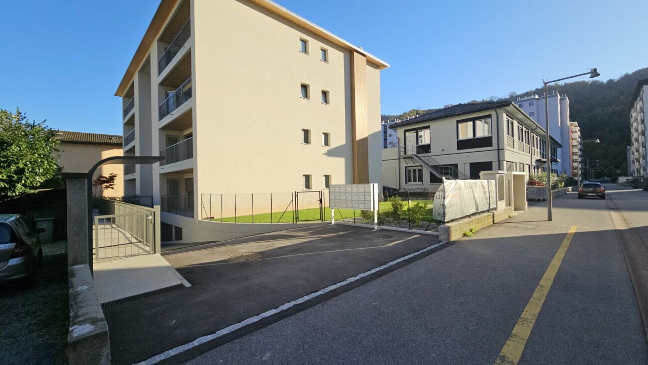 Wohnanlage mit Mehrfamilienhäusern an einer ruhigen Straße