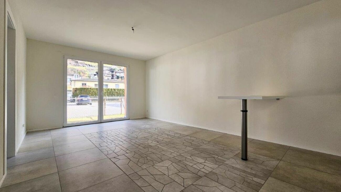 Leerer Wohnraum mit Terrassentür