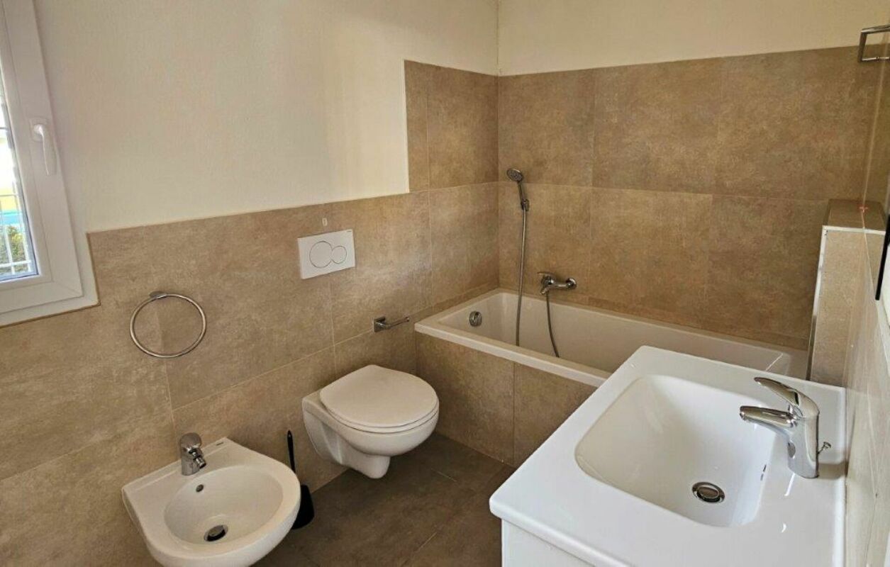 Badezimmer mit Wanne, WC, Bidet und Waschbecken