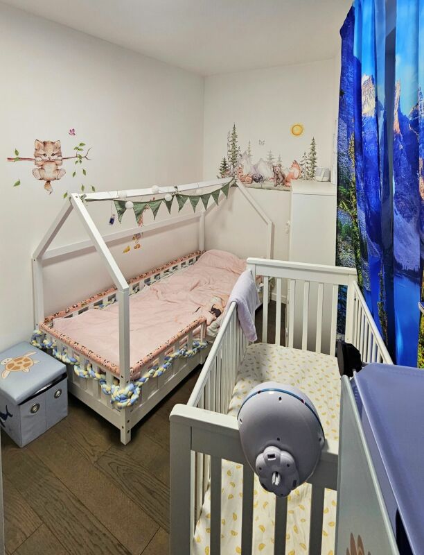 Kinderzimmer mit zwei Babybetten