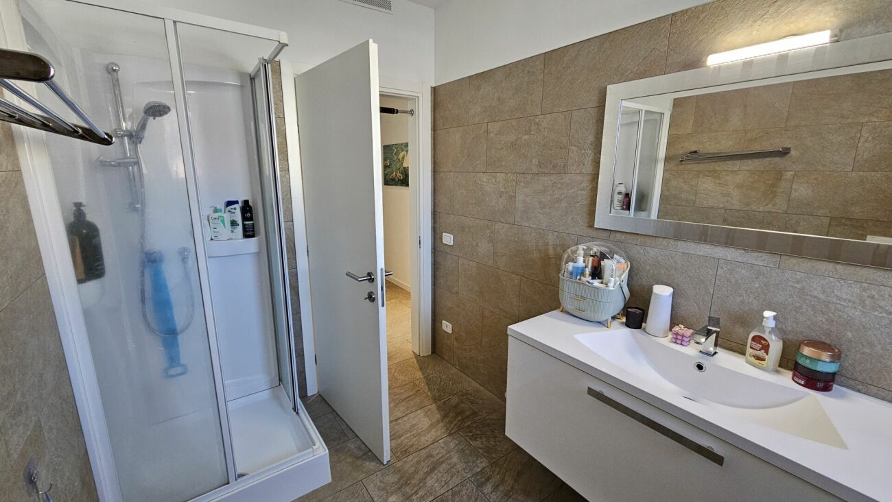 Modernes Badezimmer mit Dusche und Waschtisch