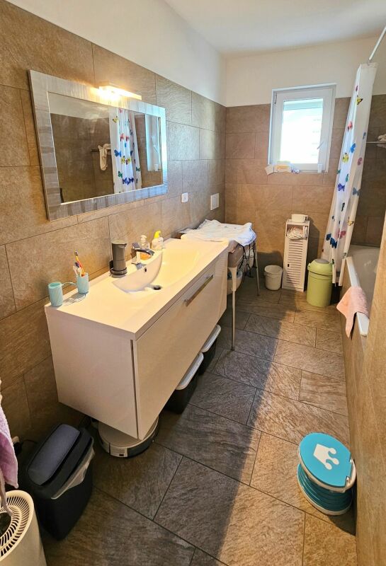 Modernes Badezimmer mit Waschplatz und Wanne