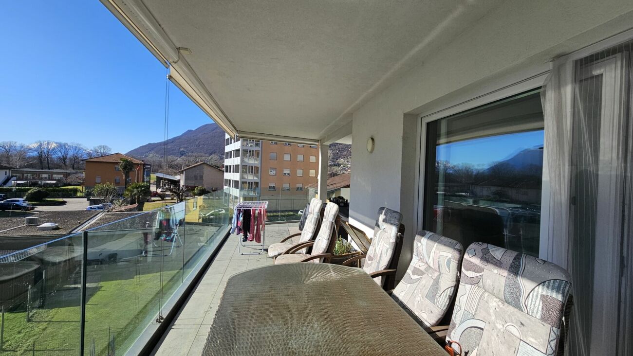 Balkon mit Sitzgruppe und Bergblick