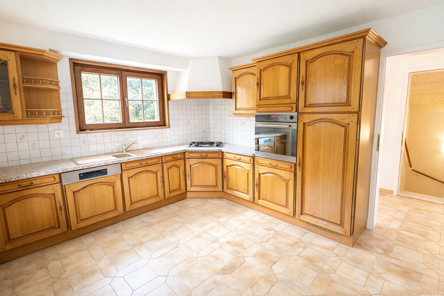 Küche mit Holzfronten und Fliesenboden