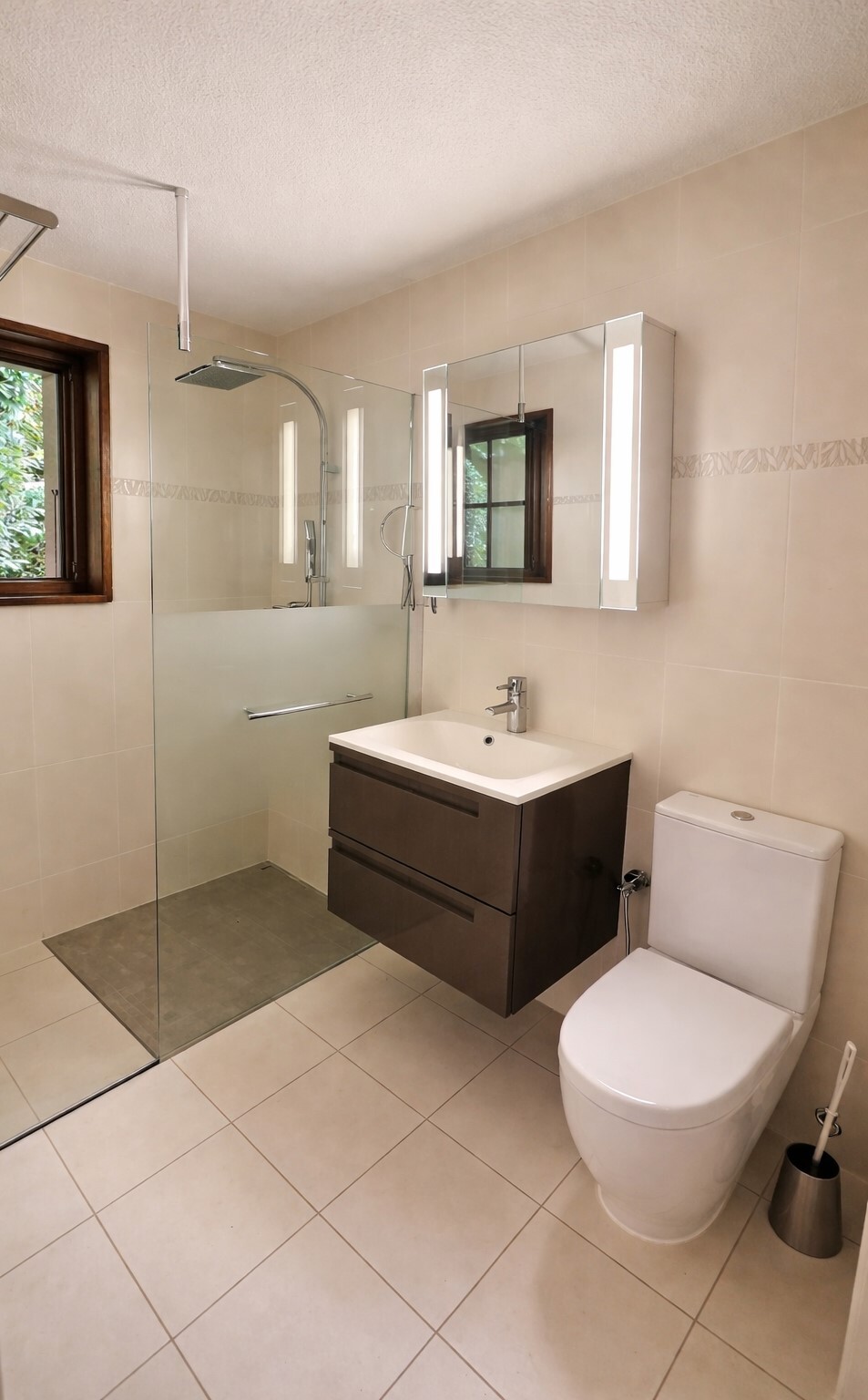Modernes Badezimmer mit Dusche, Waschtisch und WC